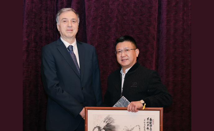 画家王锁平作品被黑山共和国名誉总统菲利普・武亚诺维奇收藏