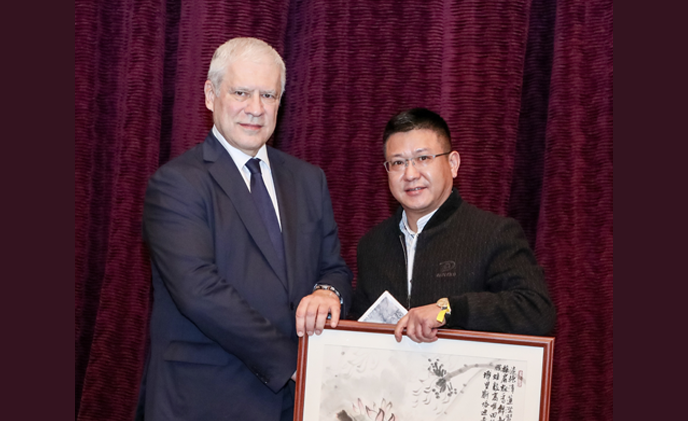画家王锁平作品被塞尔维亚第四任总统博里斯・塔迪奇收藏
